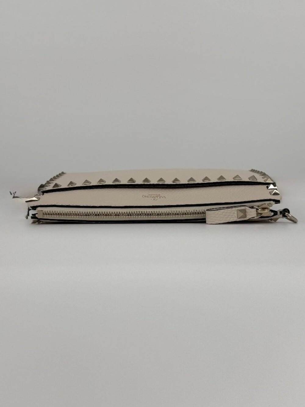 Valentino Garavani Rockstud Wristlet Pouch in Pebbled Calfskin - Picture 6 of 12